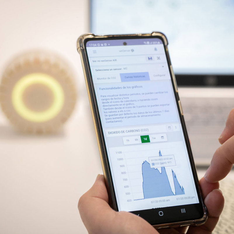 usuario midiendo calidad de aire en su celular utilizando weSense AIR